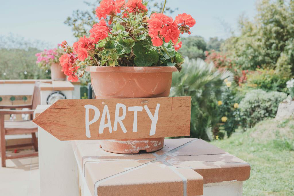 Wegweiser Hochzeitsschild aus Holz mit der Aufschrift Party