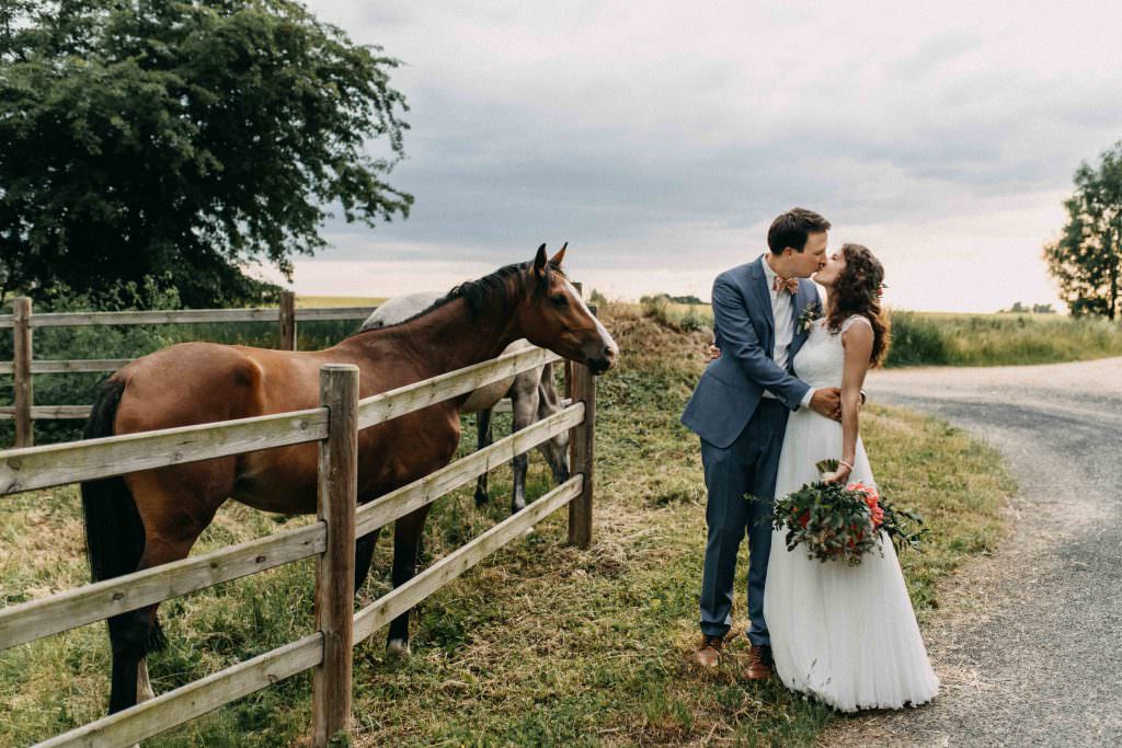 Hochzeit Gut Hohenholz: Paarfotos mit Pferden