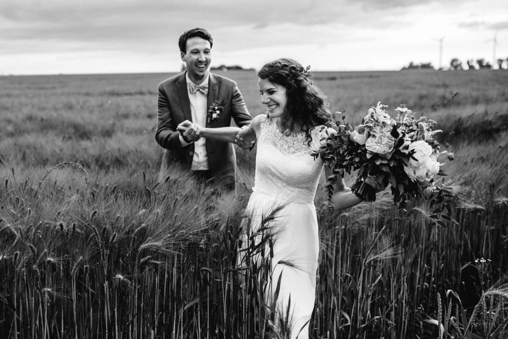 Hochzeit Gut Hohenholz: Paarfotos im Feld