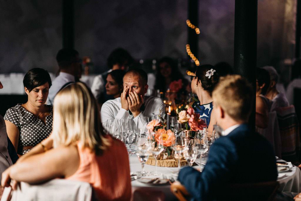 Hochzeit auf Gut Hohenholz: Gäste während der Hochzeitsfeier