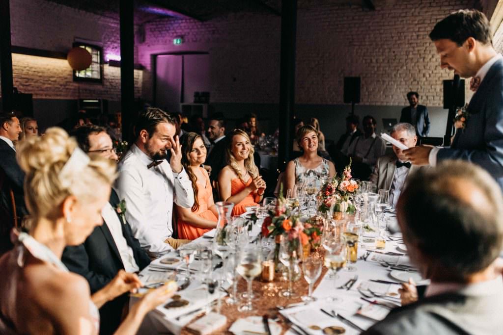 Hochzeitsfeier auf Gut Hohenholz: Der Bräutigam hält eine Rede