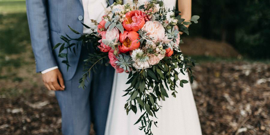 Hochzeit Gut Hohenholz: Brautpaar mit Brautstrauß