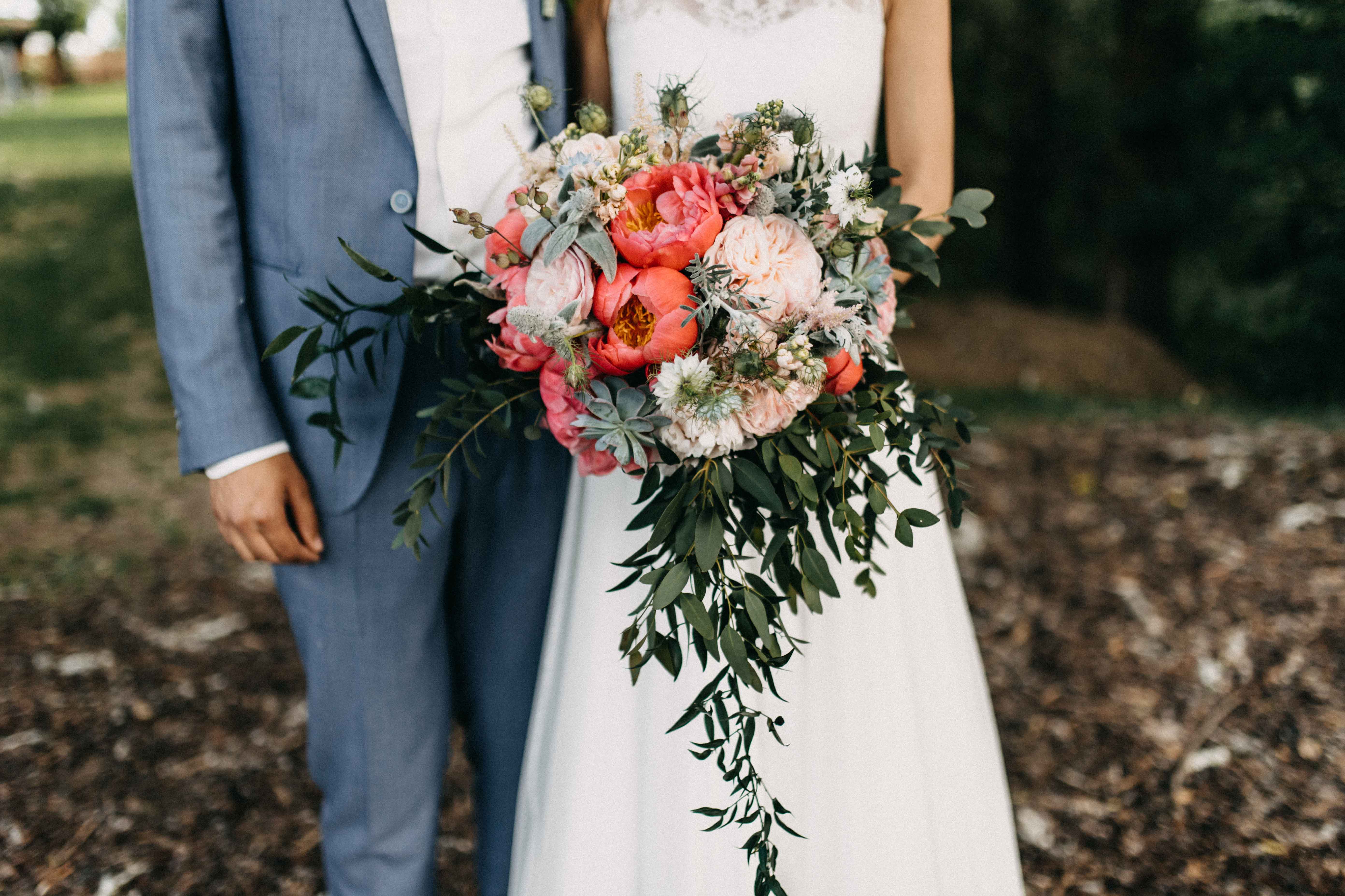 Hochzeit Gut Hohenholz: Brautpaar mit Brautstrauß