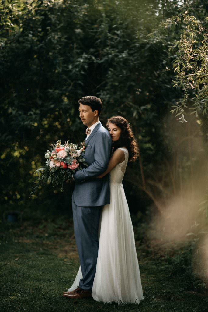 Natürliche Paarfotos im Grünen bei einer Landhochzeit auf Gut Hohenholz