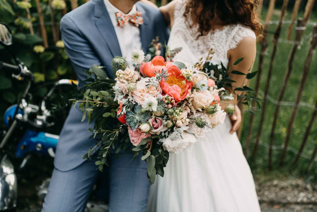 Traumhaft schöner Brautstrauß mit Sukkulenten, Greenery und Blumen in Rosa und Orange