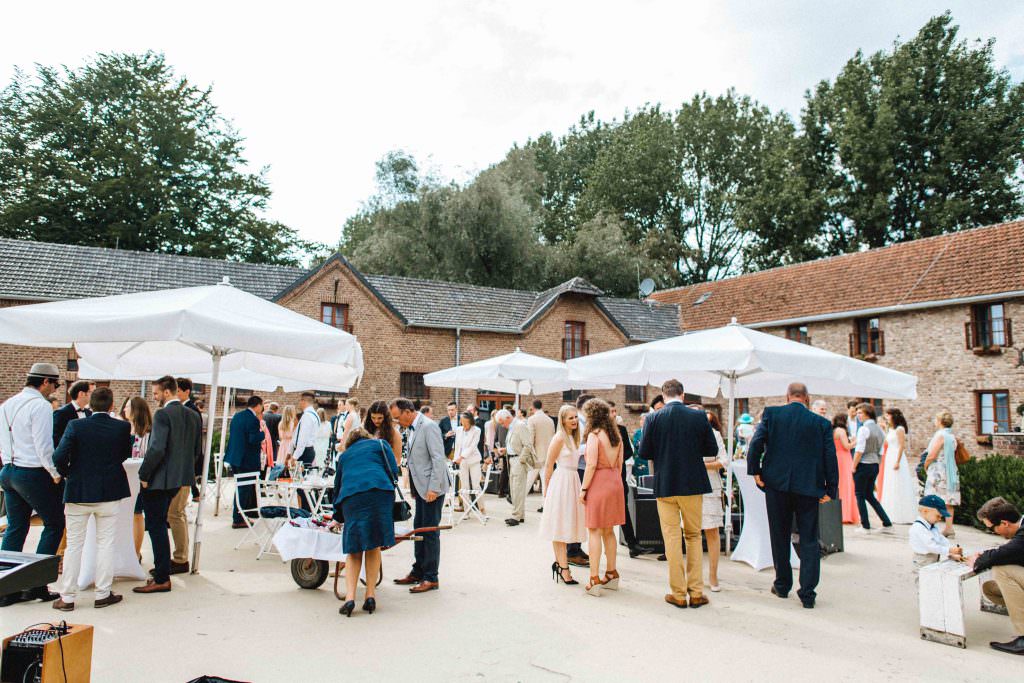 Hochzeit Gut Hohenholz: Sektempfang im Innenhof