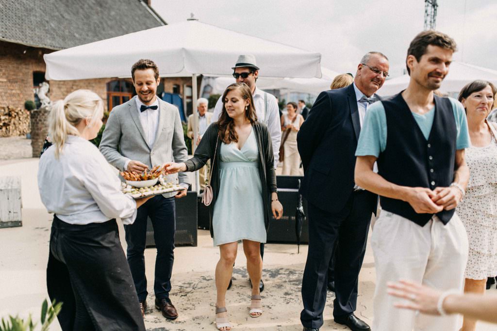 Landhochzeit auf Gut Hohenholz: Sektempfang draußen