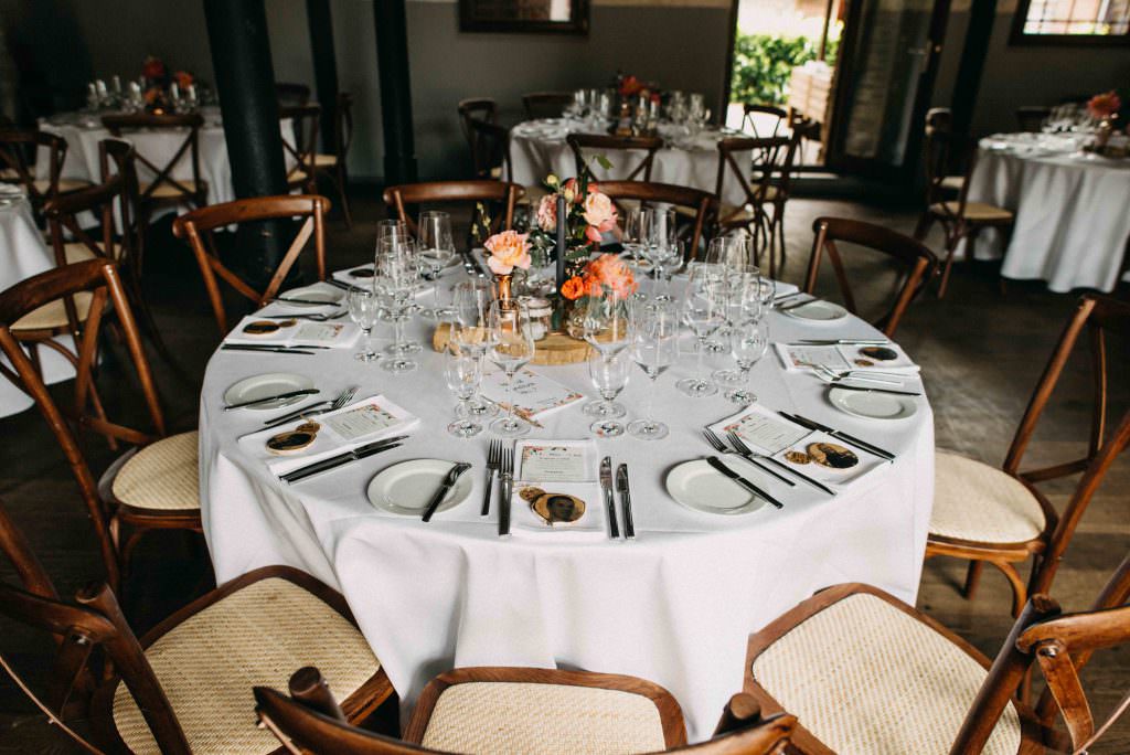 Hochzeit Gut Hohenholz: Festsaal mit Tischen