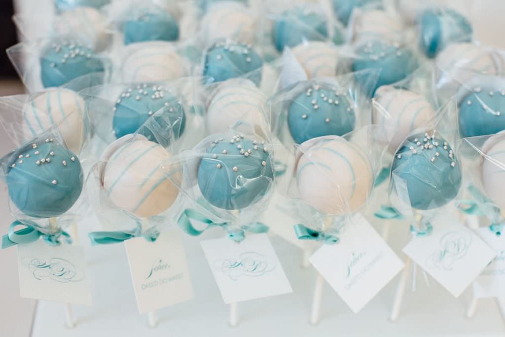 Cake Pops in Hellblau und Weiß bei einer Zelthochzeit am See