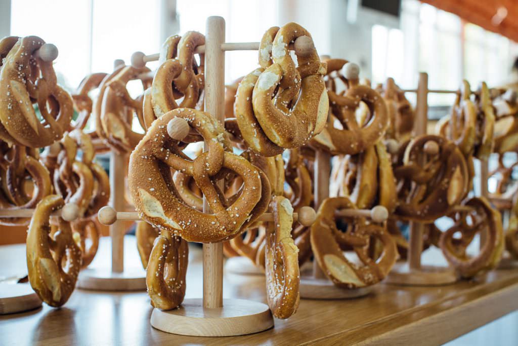 Hochzeitssnack bei einer Zelthochzeit am See: Frische Brezeln