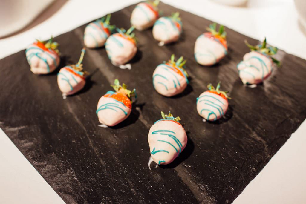 Zelthochzeit am See: Sweet Table mit Schoko Erdbeeren
