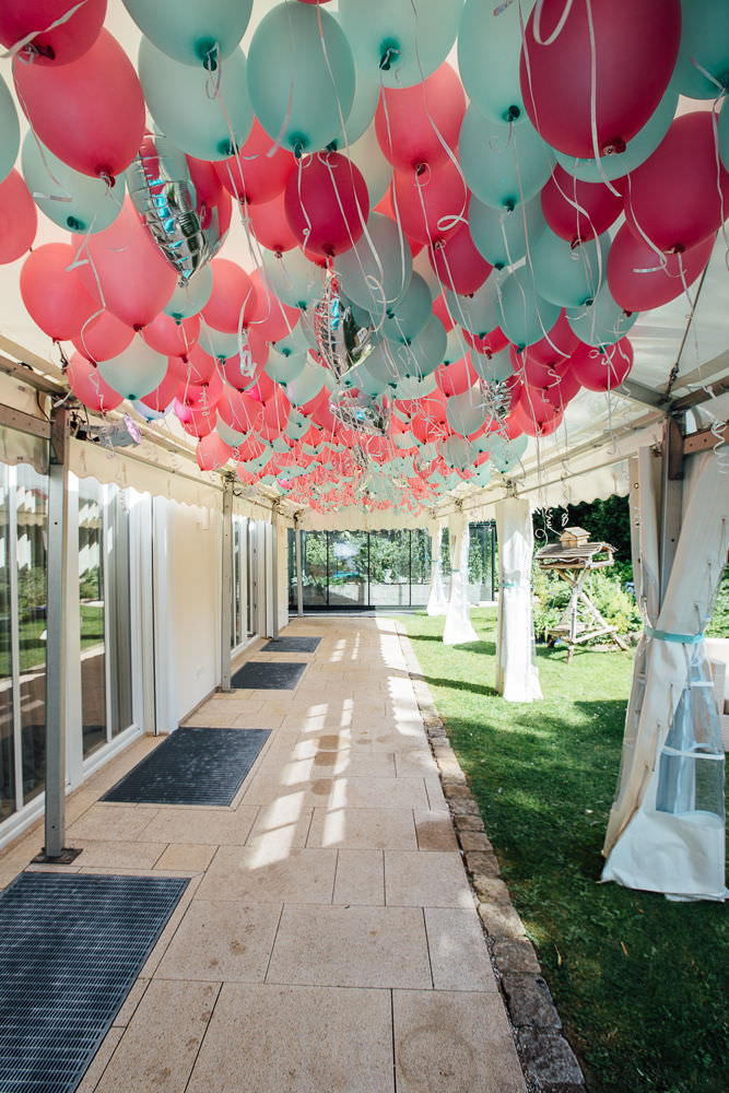 Zelthochzeit mit einer Deko aus Luftballons in Rosa und Hellblau