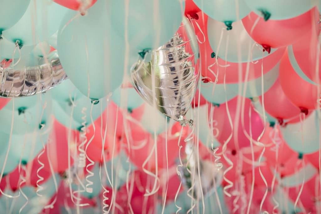 Hochzeitsdekoration mit Luftballons in Rosa, Hellblau und Silber