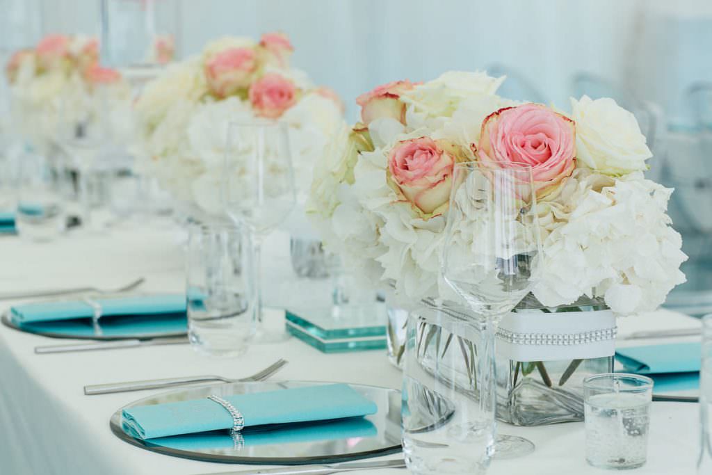 Hochzeitstischdeko mit Blumen in Weiß und Rosa