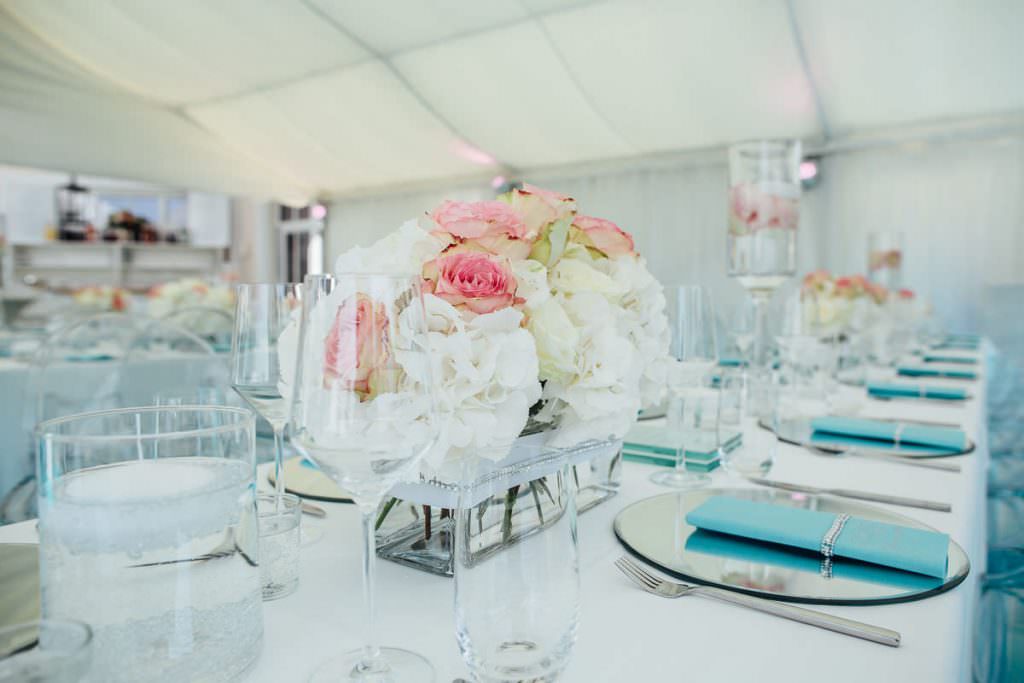 Tischdeko Zelthochzeit: Blumen in Weiß und Rosa