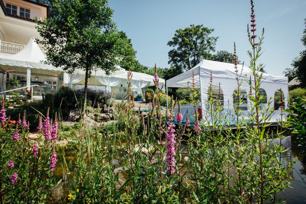 Gartenhochzeit im Zelt feiern