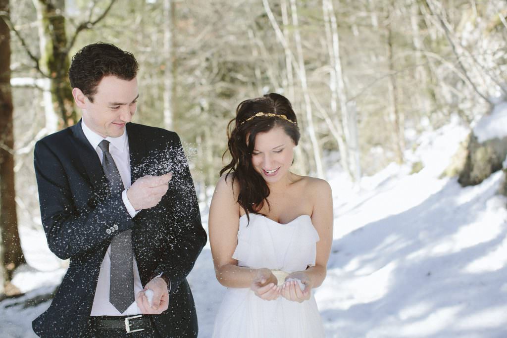 Hochzeit im Winter mit Paarfotos im Schnee