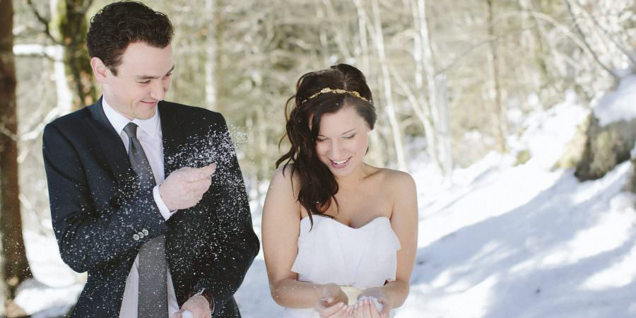 Hochzeit im Winter mit Paarfotos im Schnee