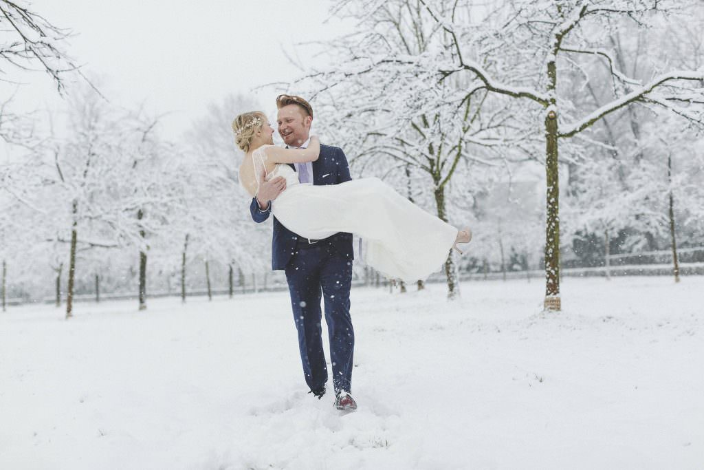 Hochzeit im Winter: Paarfotos im Schnee