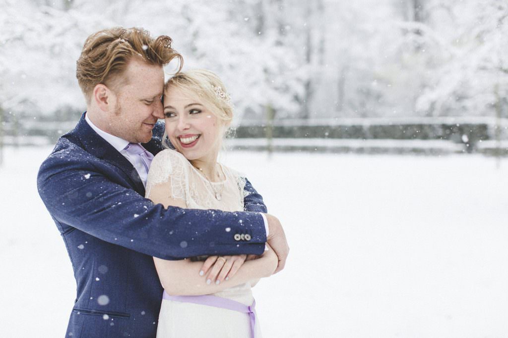 Winterhochzeit mit Paarshooting im Schnee