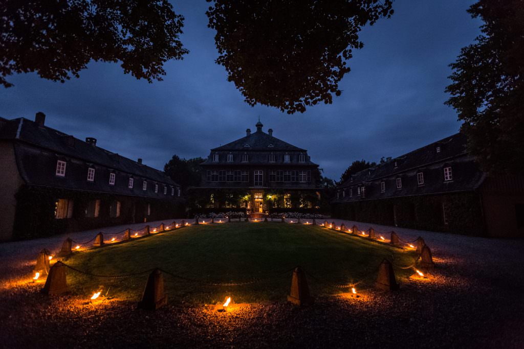 Hochzeitslocation Schloss Eicherhof in Leichlingen bei Nacht