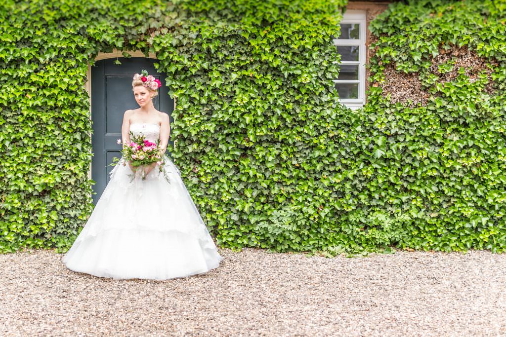 Hochzeit Schloss Eicherhof: Brautfoto vor einer mit Efeu bewachsenen Wand