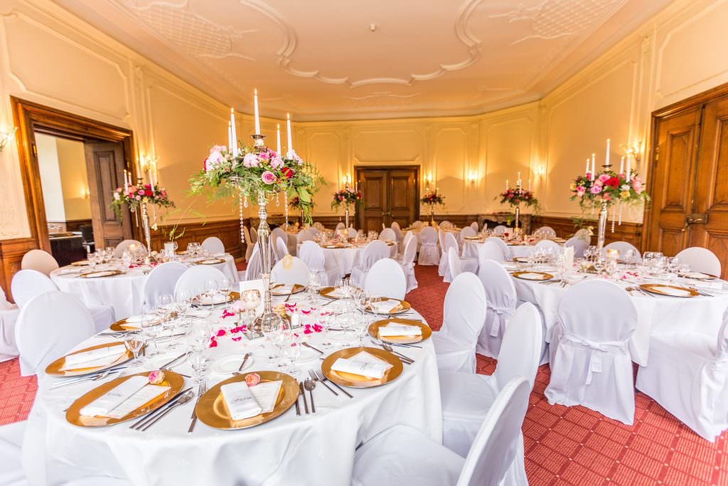 Hochzeit Schloss Eicherhof Leichlingen: Gedeckte Tische im Festsaal