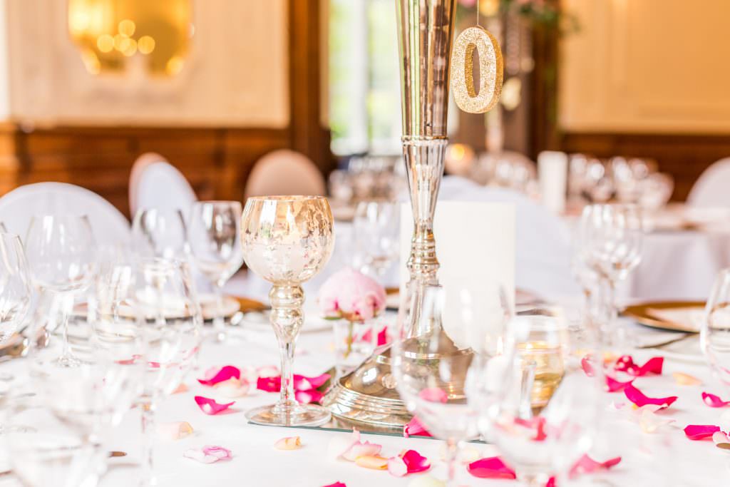 Hochzeit Schloss Eicherhof Leichlingen: Elegante Tischdeko mit Rosenblüten