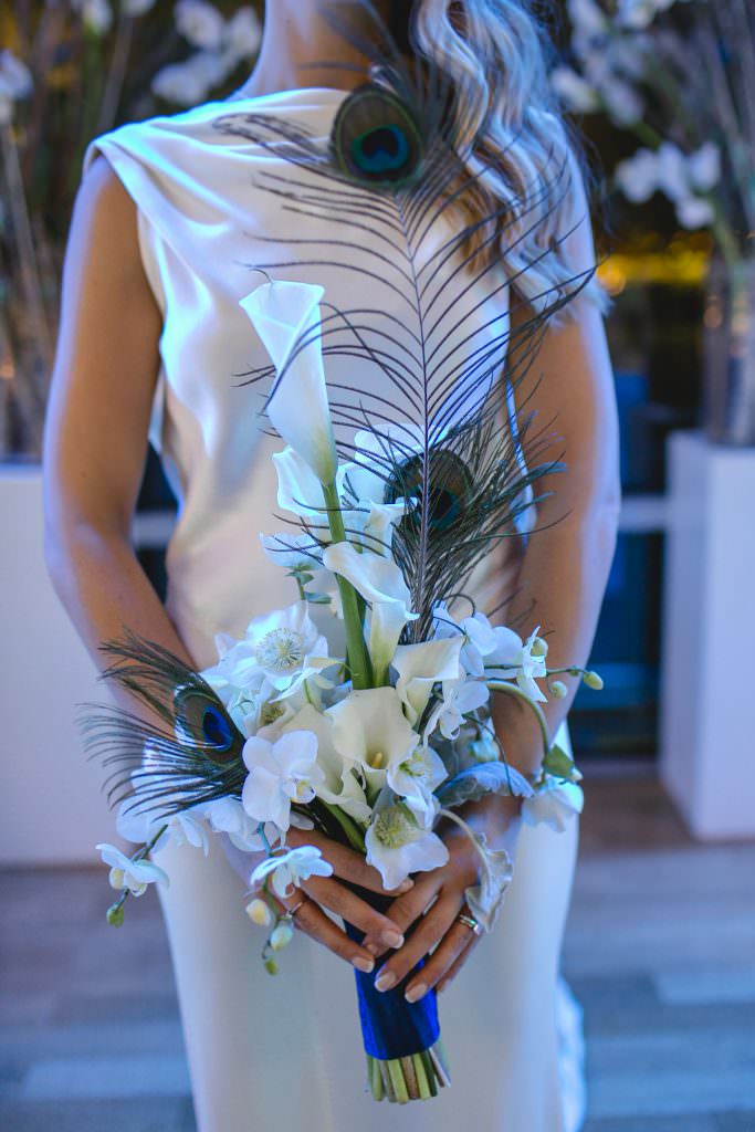 Winterhochzeit: Moderner Brautstrauß mit weißen Calla und Straußenfedern