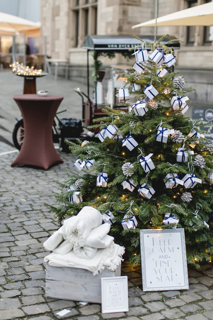 Winterhochzeit in Köln mit Weihnachtsbaum als Deko