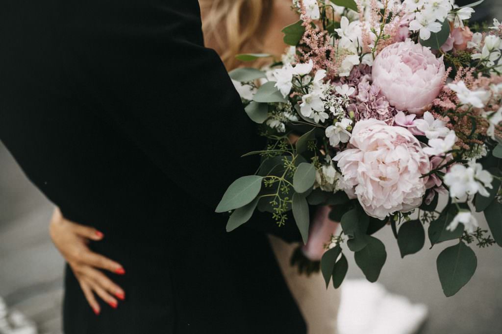 Brautstrauß in Weiß und Rosa mit Pfingstrosen und Eukalyptus