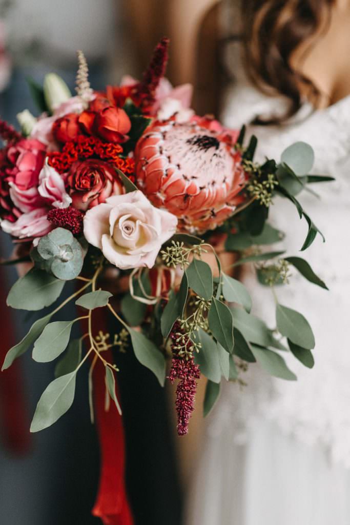 Brautstrauß mit Protea, Rosen und Eukalyptus
