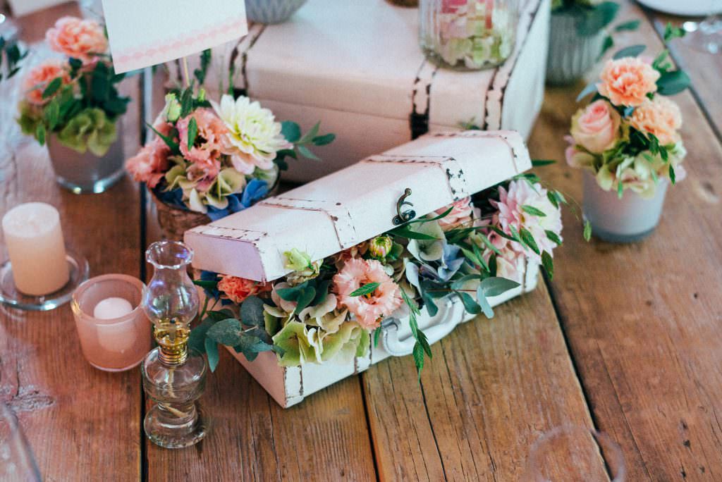 Hochzeitsdekoidee mit hübschen Blumen in einer Vintage Schatulle
