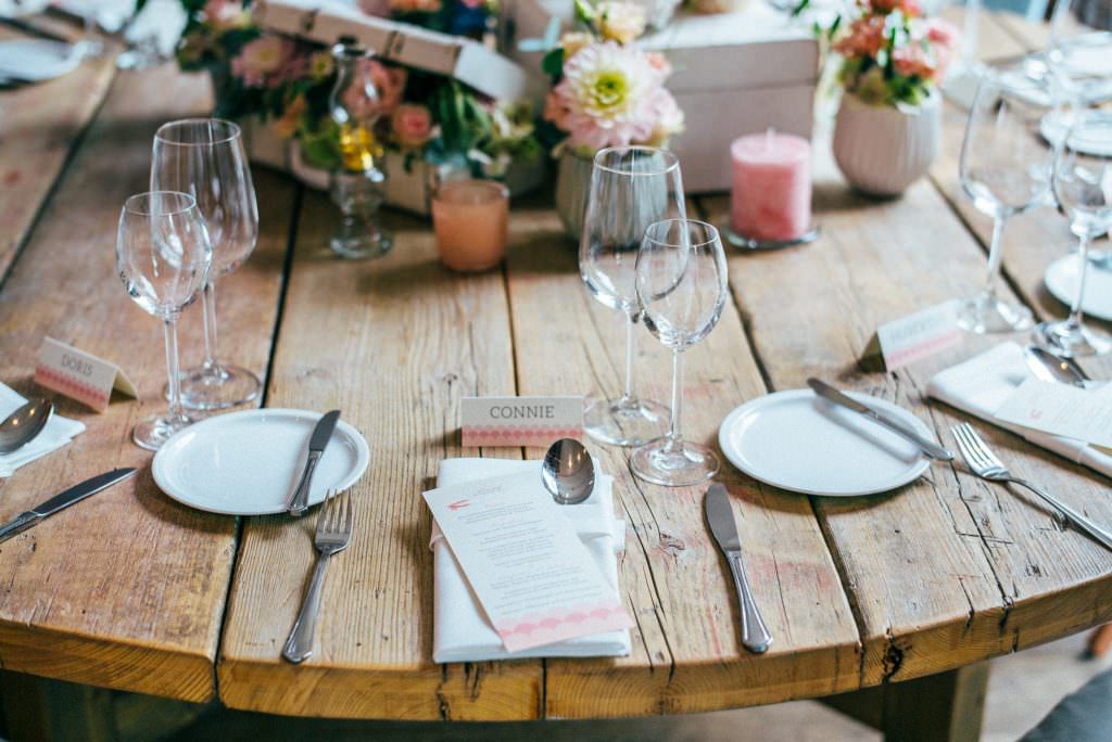 Hochzeitstischdekoration in Weiß und Rosa