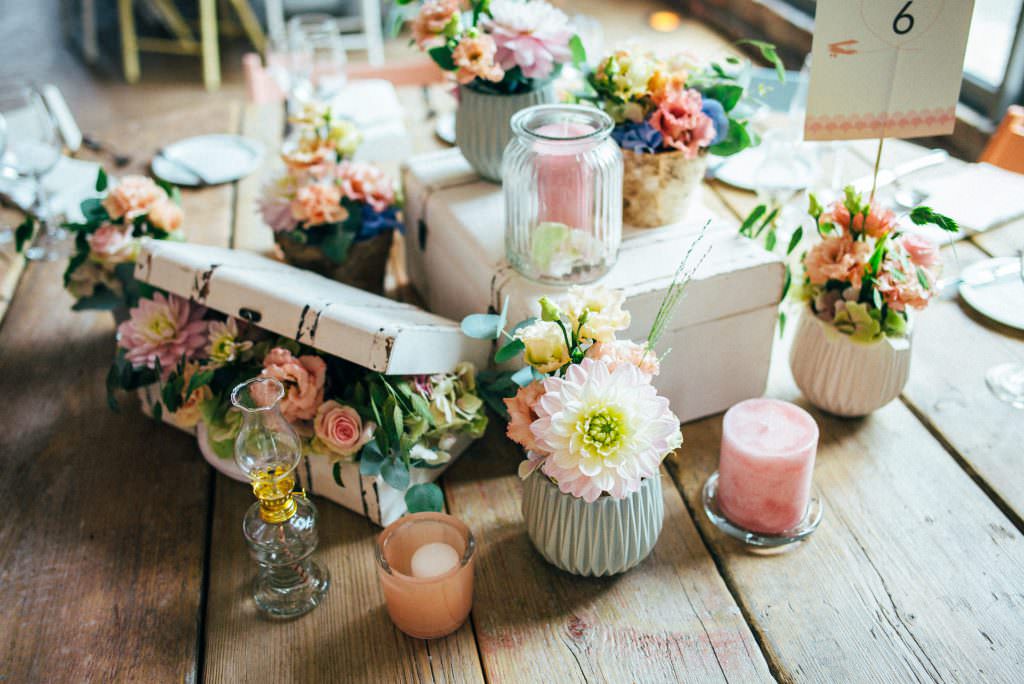 Hochzeitstischdeko mit Vintage Accessoires und Blumen in Pastelltönen