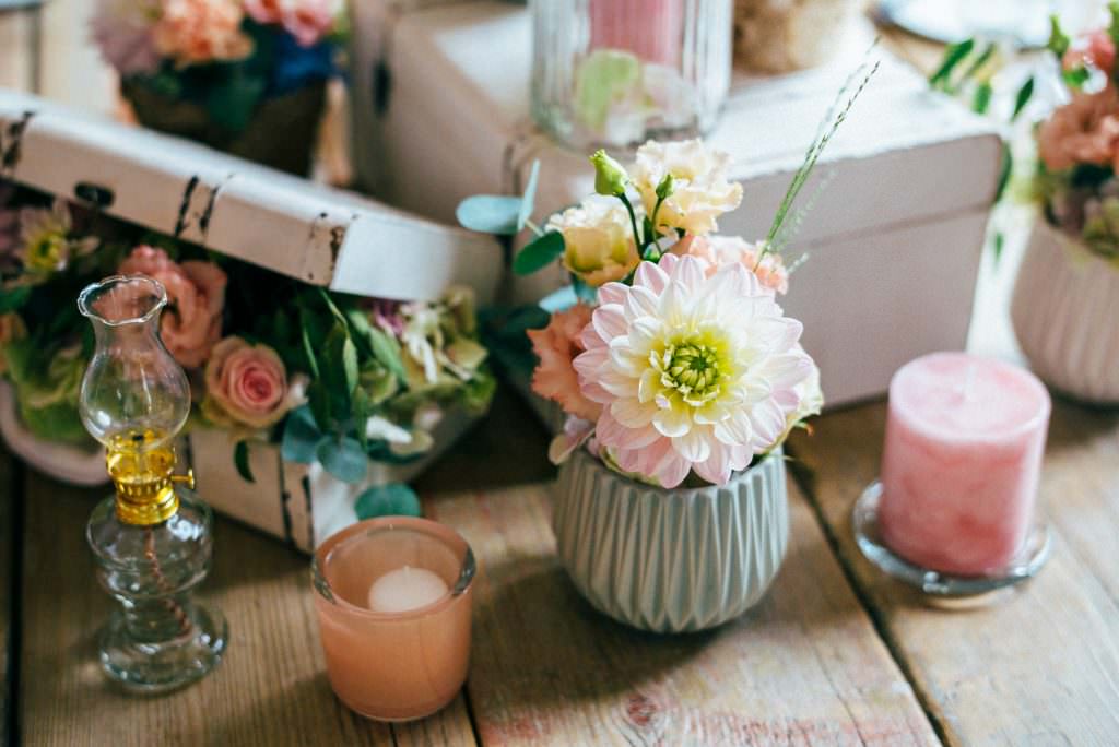 Vintage Hochzeitstischdeko mit Pastell Blumen