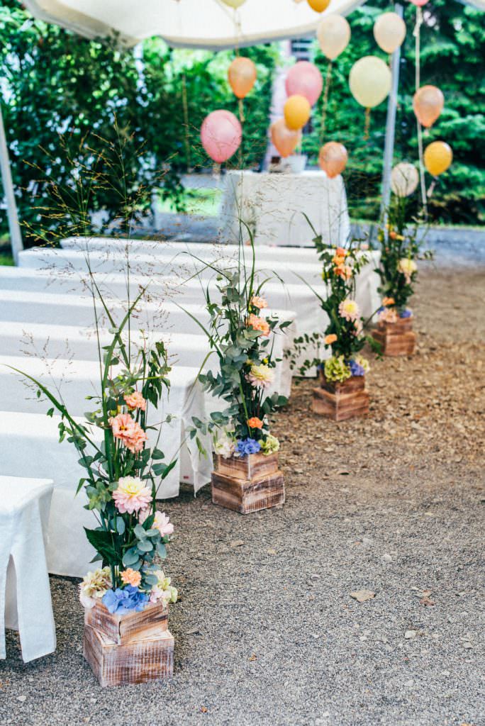 Blumendeko und Greenery für eine Freie Trauung draußen