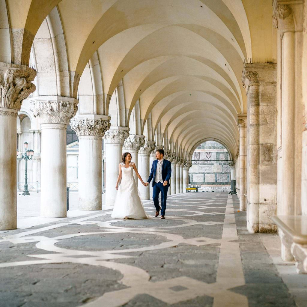 Hochzeitspaar auf Hochzeitsreise in Venedig