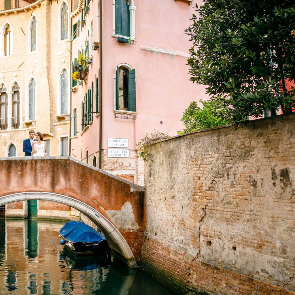 Brautpaar auf Hochzeitsreise in Venedig