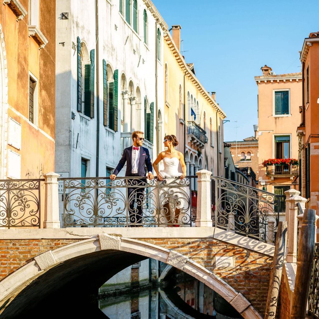 Ein Brautpaar in den Flitterwochen in Venedig