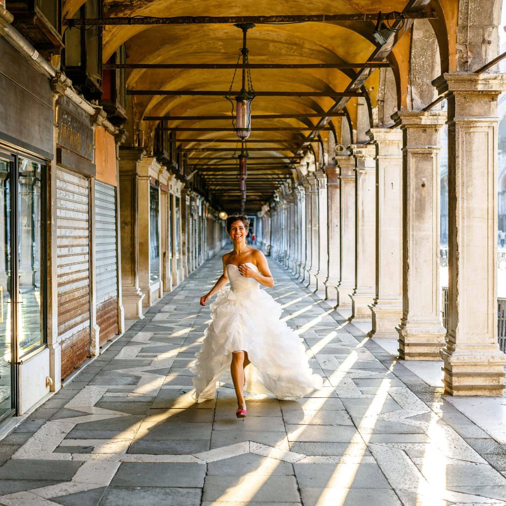 Eine Braut läuft durch Venedig