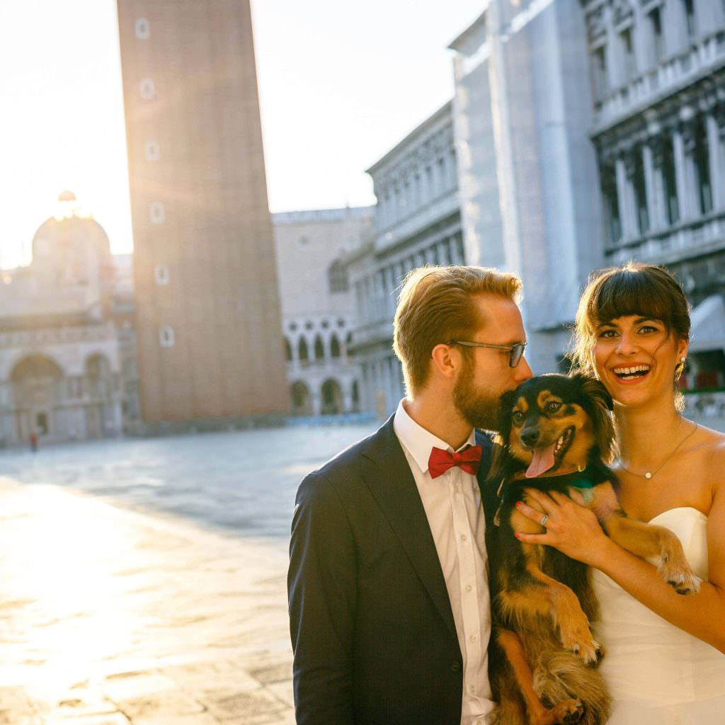 Brautpaar mit Hund auf Hochzeitsreise in Venedig