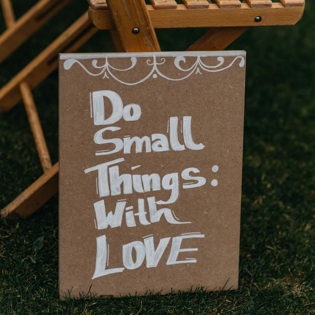Hochzeitsschild: Do small things with love