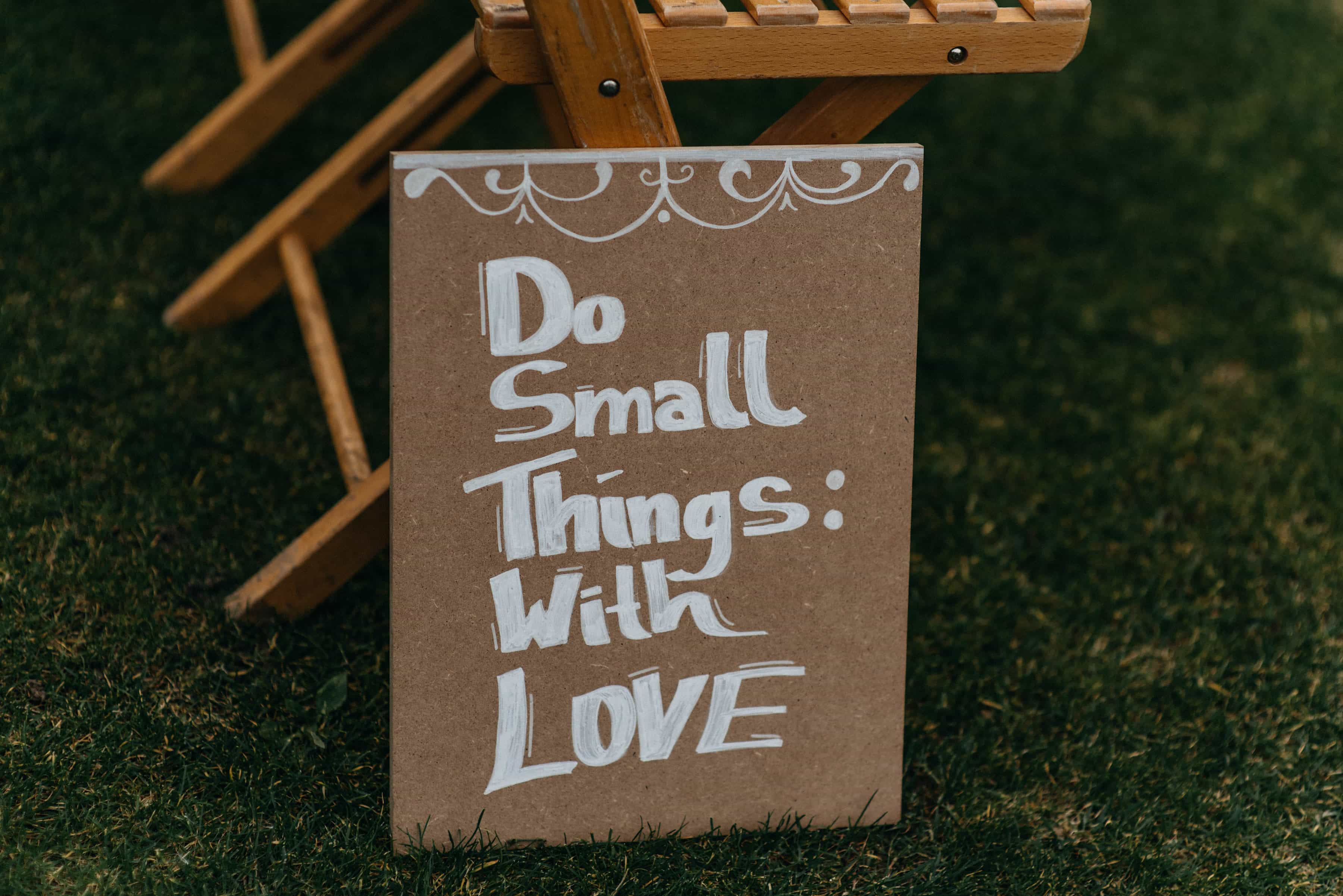Hochzeitsschild: Do small things with love