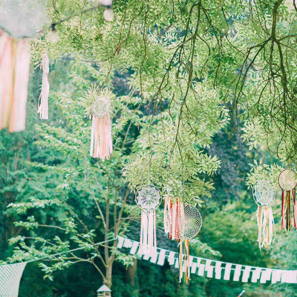 Gartenhochzeit auf dem Kirschhof in Viersen: Traumfänger hängen als Hochzeitsdeko in den Bäumen