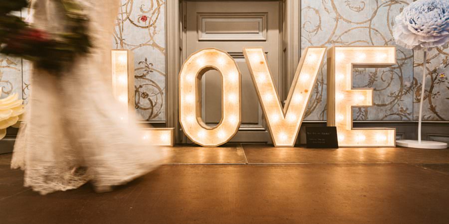 Hochzeitsmesse Düsseldorf: Deko mit Leuchtbuchstaben