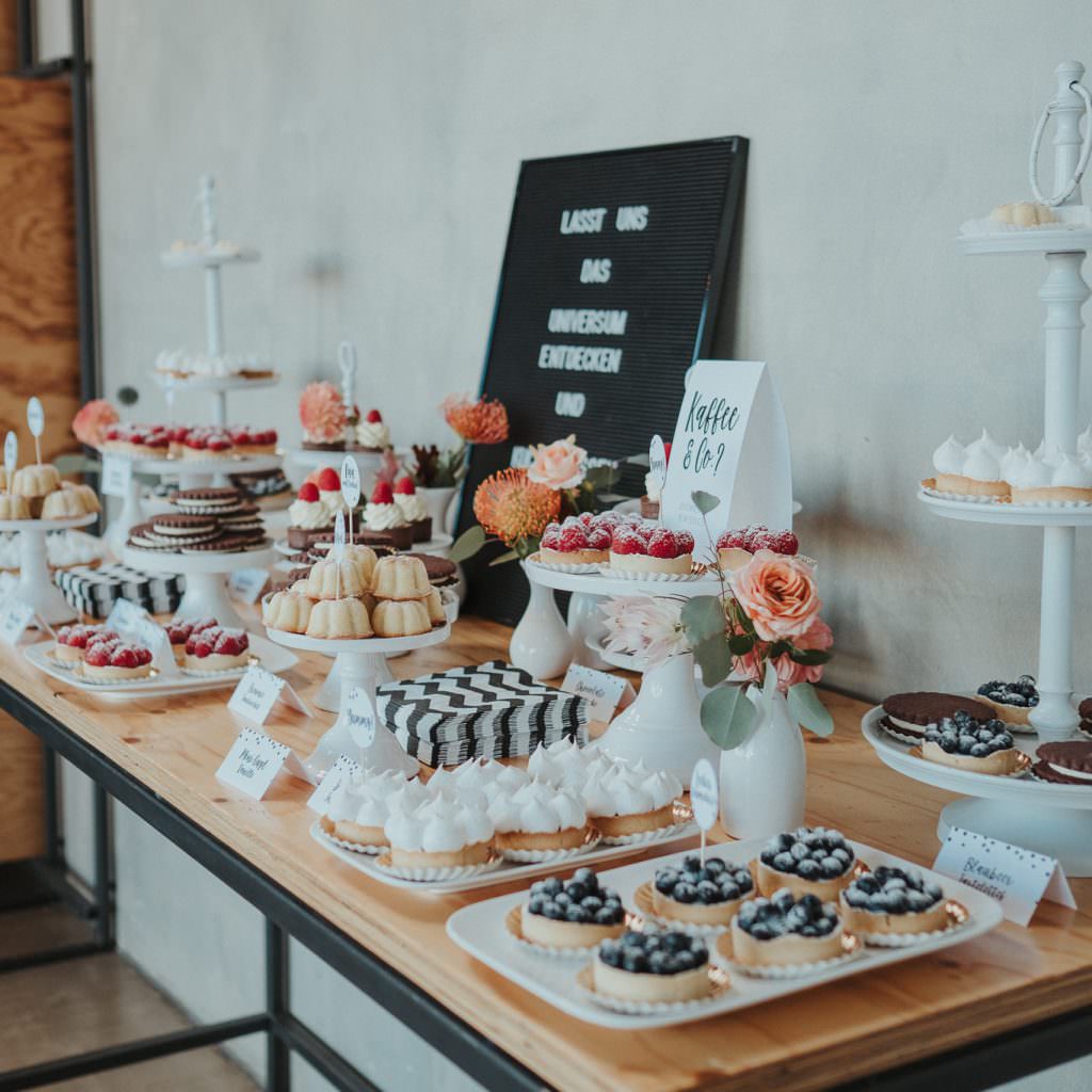 Hochzeitslocation DeinSpeisesalon Köln: Kuchenbuffet bei einer Hochzeit