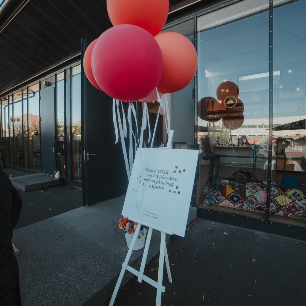 Hochzeit in der Location DeinSpeisesalon Köln: Willkommensschild mit Luftballons