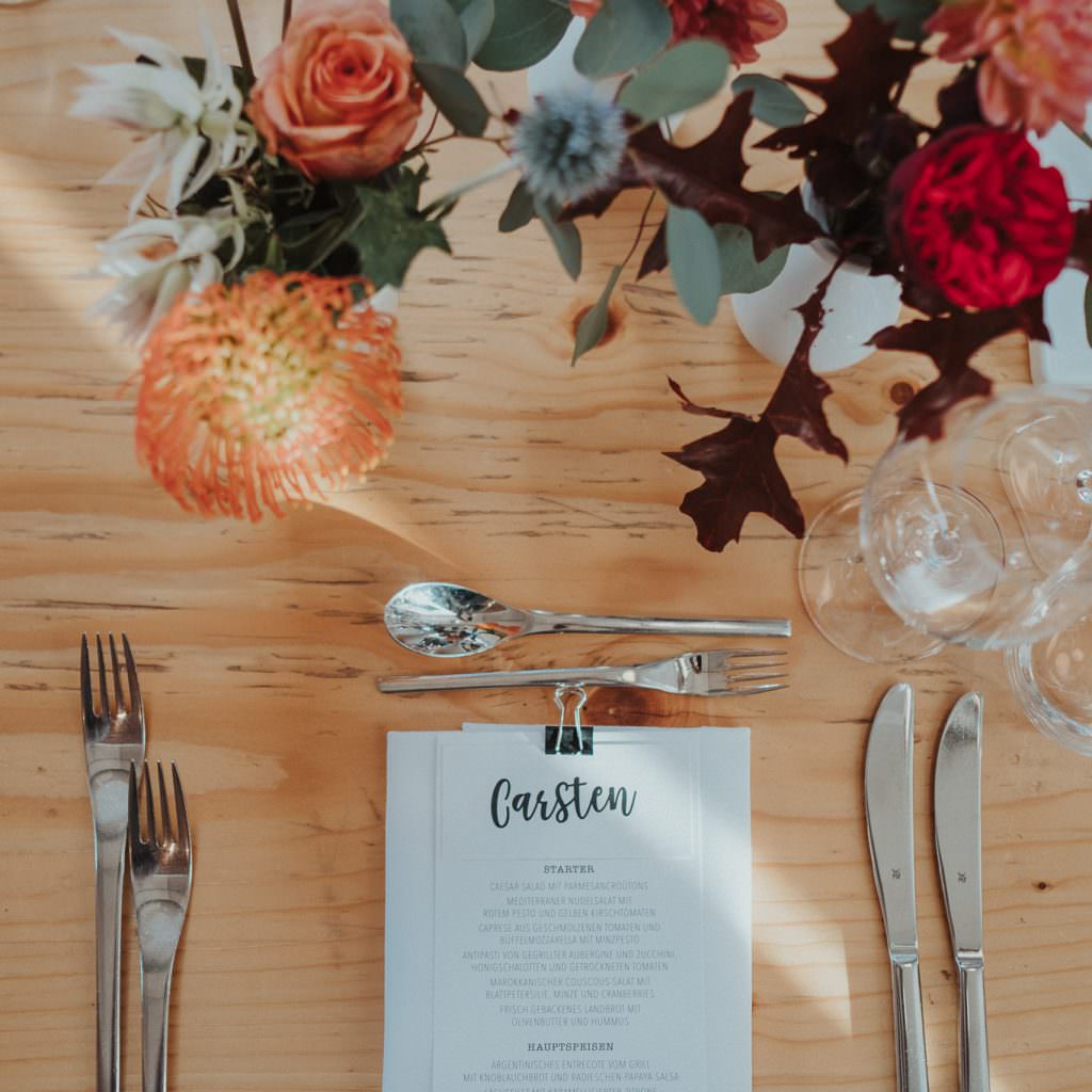 Hochzeit DeinSpeisesalon Köln: Tischdeko mit Nadelkissen Protea