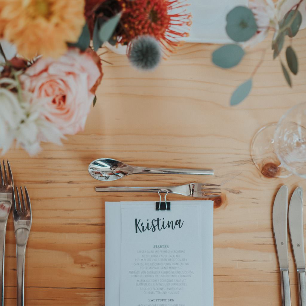 Minimalistische Hochzeitstischdeko mit bunten Blumen